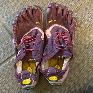Vibram 5 Fingers size 38.